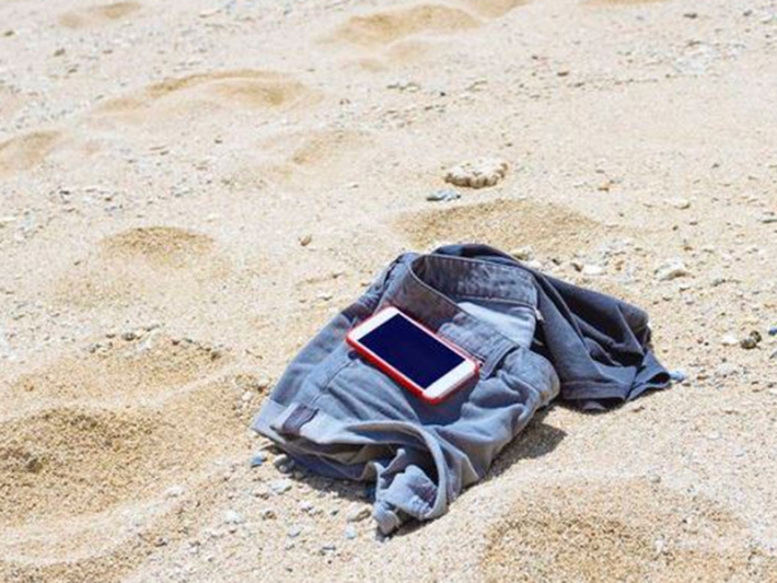 В Кирилловке у девушки на пляже "увели" телефон