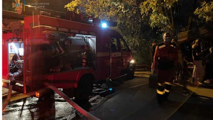 В Киеве вспыхнул пожар в комнате общежития: подробности и фото