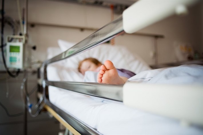 В Харькове 4-летнюю девочку привязали к кровати в реанимации и не пускали к ней родителей