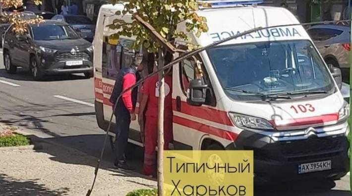 В центре Харькова штанга троллейбуса разбила голову женщине: жуткий инцидент показали на видео