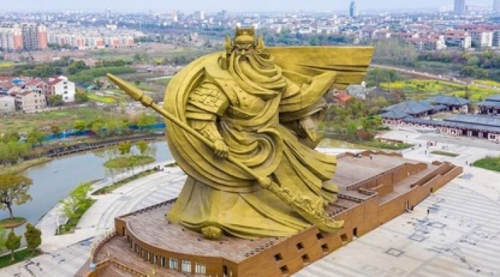 В Китае потратят $24 млн, чтобы спрятать гигантскую статую, которая обошлась властям в $26 млн