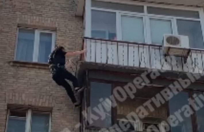 Пытался выпрыгнуть с балкона: в центре Киева копы предотвратили самоубийство мужчины, видео