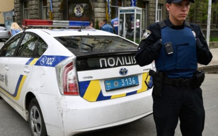 Разбил машину и бросался на копов: в Киеве задержан неадекватный мужчина, видео