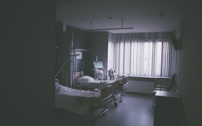 В больничном туалете от передозировки умер медбрат, который сверхурочно отработал 259 часов