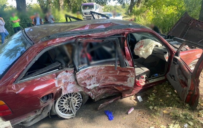 На Киевщине легковушка влетела в дерево: погибла женщина