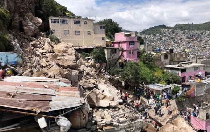 В Мексике скала обрушилась на жилые дома (видео)