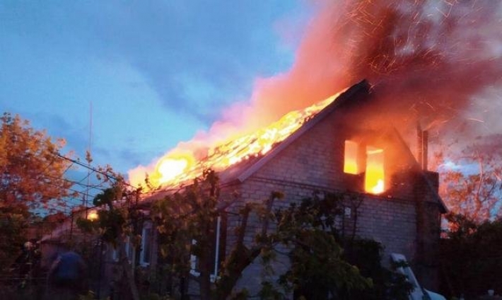 В Запорожской области тушили масштабный пожар в частном доме