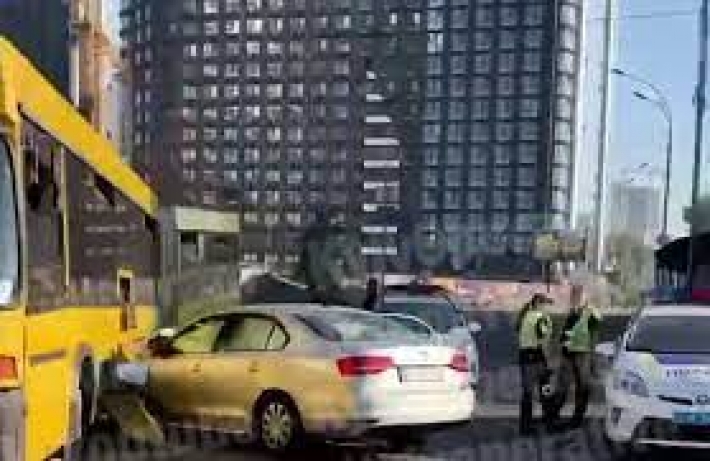 В Киеве легковушка влетела в автобус: видео с места серьезной аварии
