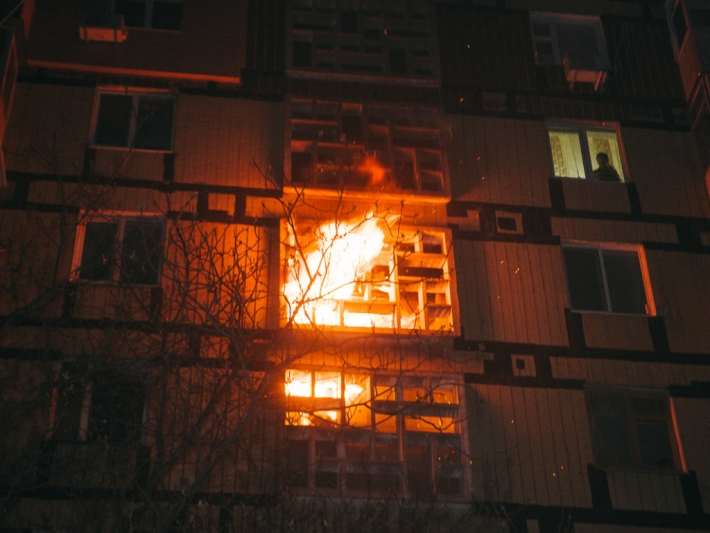 В Запорожье 4 пожарных машины тушили пожар в многоэтажке (видео)