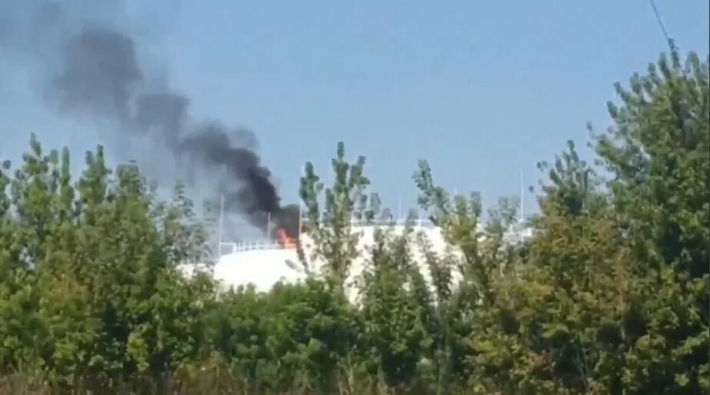 Языки пламени и столб черного дыма: на нефтебазе в оккупированном Донецке прогремел мощный взрыв (видео)