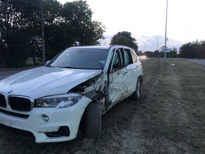 В Бердянске автомобиль BMW влетел в столб и травмировал пешехода (фото)