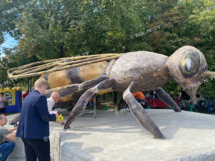 Рекорд Украины - в Мелитопольском районе установили самый большой памятник пчеле (фото)
