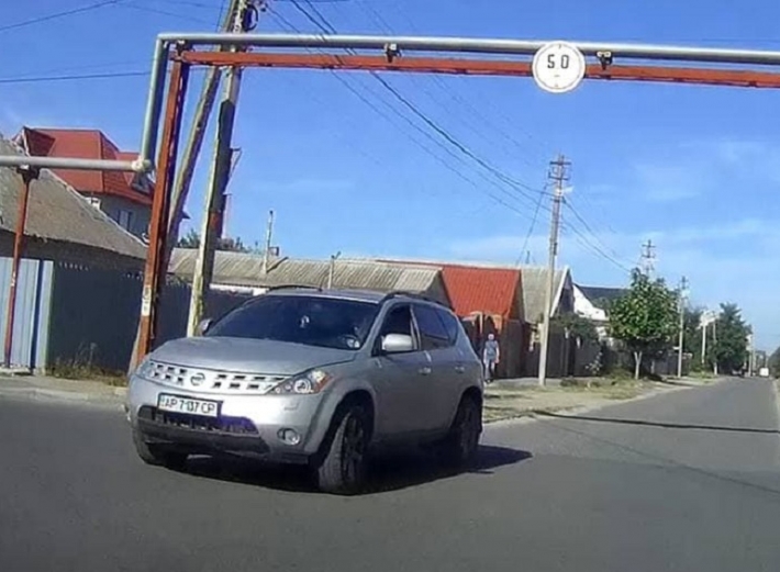 В Мелитополе водитель-торопыга едва не устроил лобовое столкновение (видео)