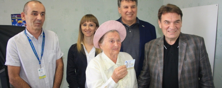 В Запорожской области старушка впервые получила украинский паспорт