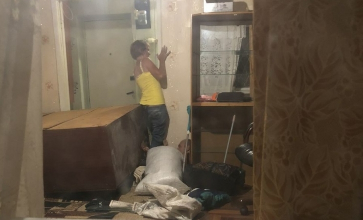 В Мелитополе инвалида придавило упавшим шкафом (фото)