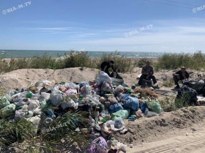 Заповедник на берегу Азовского моря в Кирилловке туристы превратили в мусорную свалку (фото)