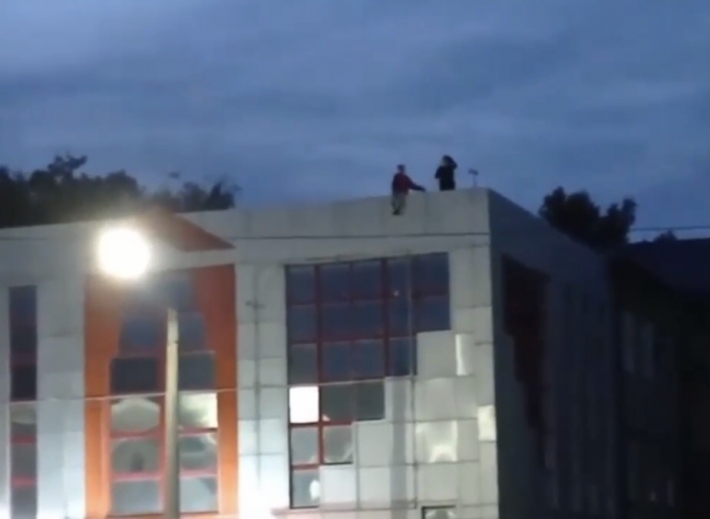 В Мелитополе дети развлекались на краю крыши трехэтажного здания
