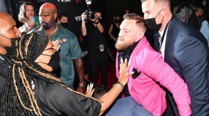 Конор Макгрегор бросился с кулаками на парня Меган Фокс просто на красной дорожке MTV Video Music Awards