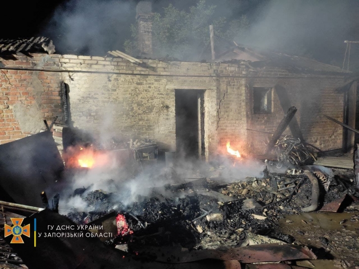 В Запорожской области сгорел частный дом с пристройкой (фото)