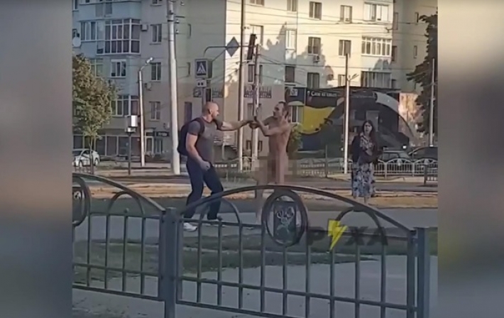 В Харькове голый мужчина кидался на прохожих (видео)