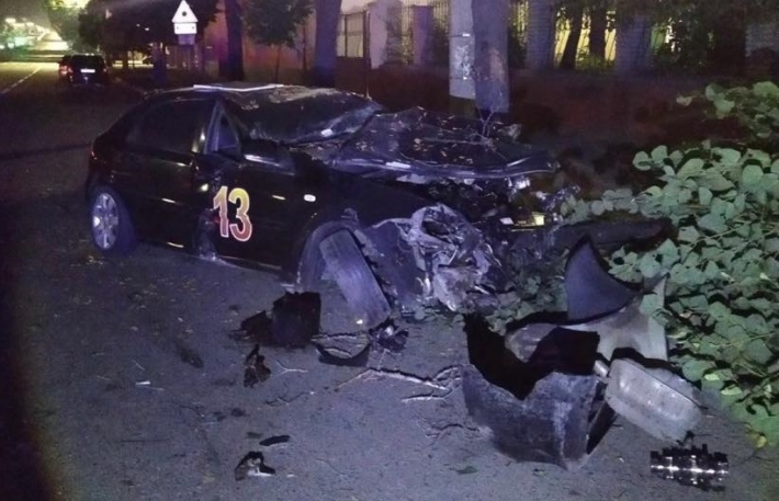 В Запорожье "гонщик" на Chevrolet снес электроопору - пострадали трое