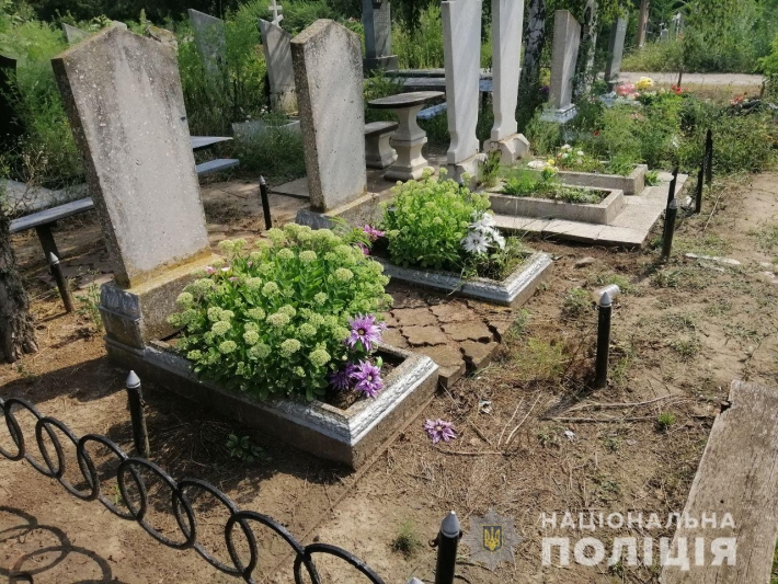 В Мелитопольском районе рецидивист обворовывал могилы (фото)