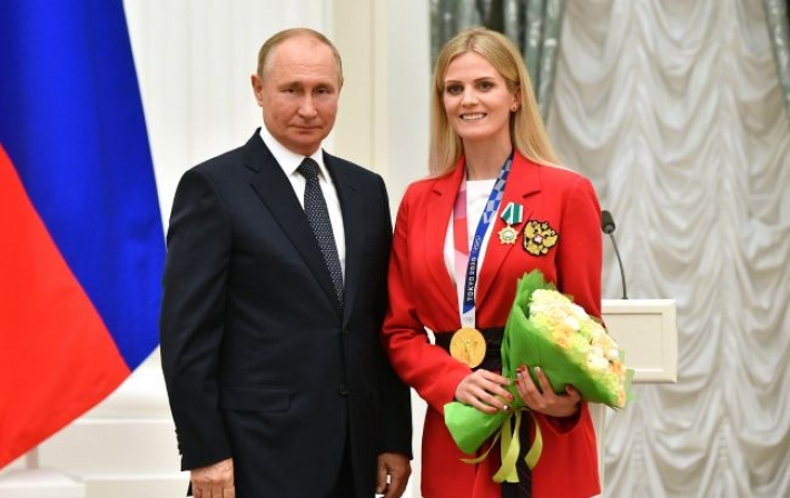 Украинская спортсменка-любительница РФ сделала фото с Путиным: "Я счастлива стоять рядом с вами"