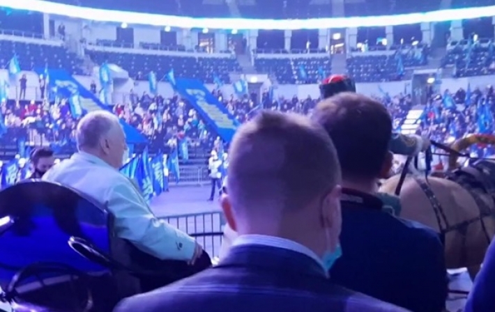 Жириновский приехал на партийный съезд на тройке с кучером (видео)