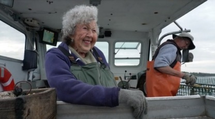 Пожилая американка отказалась выходить на пенсию и бросать опасную работу - говорит, ей всего 101 год