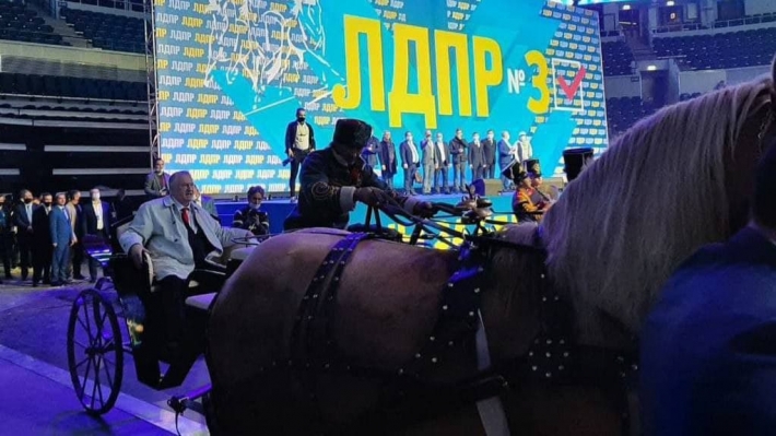 У "клоуна" Путина обострение: Жириновский приехал на съезд ЛДПР на тройке гадящих лошадей, фото и видео