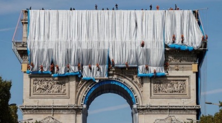 В Париже оборачивают тканью Триумфальную арку - это мечтал сделать покойный художник Христо