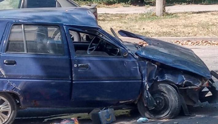 В Запорожье пьяный водитель Таврии попал в ДТП - авто перевернулось
