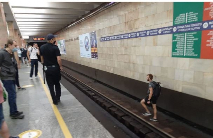 В Киеве пьяный мужчина парализовал работу метро: фото