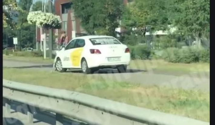 В Киеве наглый таксист хотел объехать пробку и "попал" на неприятности: видео