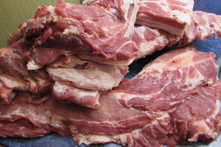 Жителей Мелитополя удивило, в каких условиях на рынке мясо выгружают