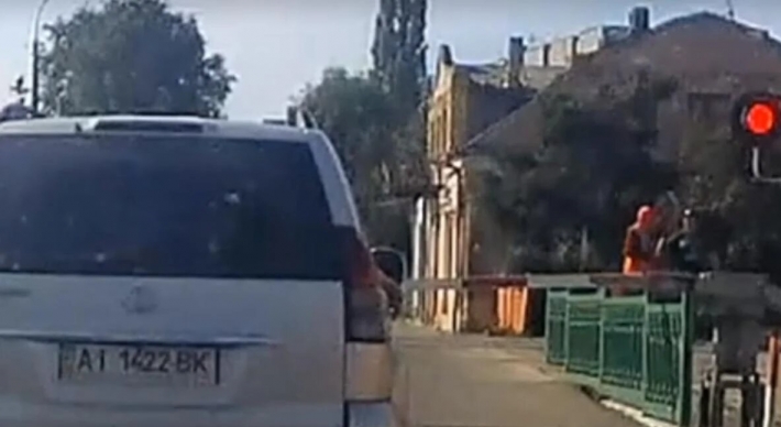 Секунды до гибели: в сети показали, как железнодорожник спас пешехода в Ривне (видео)