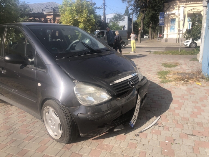 В Бердянске автомобиль врезался в дом - пострадал водитель