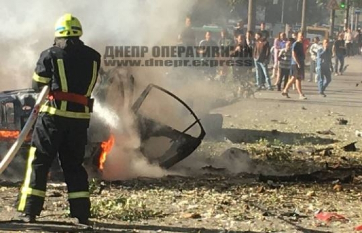 ​В центре Днепра взорвалось авто: фото, видео и данные о погибших