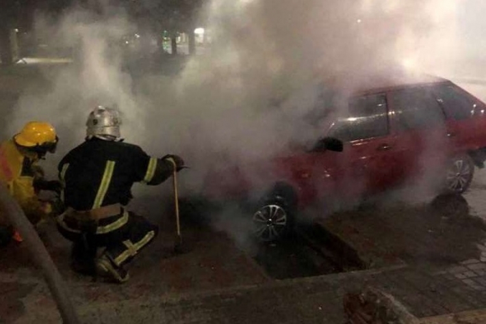 В сети появился момент с пылающим автомобилем в Мелитополе (видео)