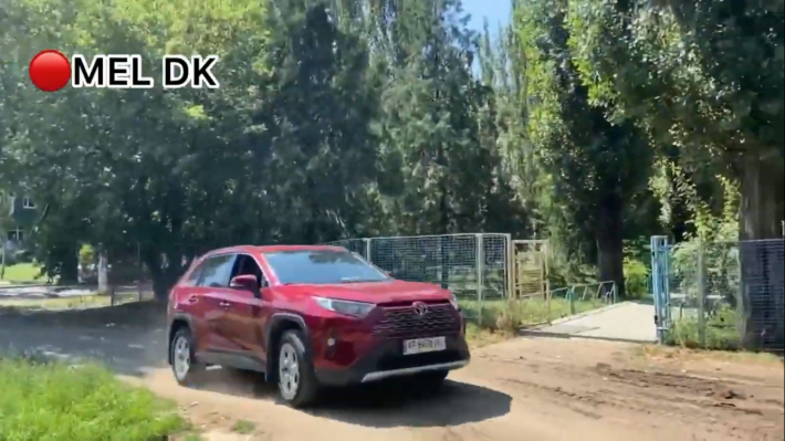 В Мелитополе красные машины прорывались через пешеходную зону (видео)