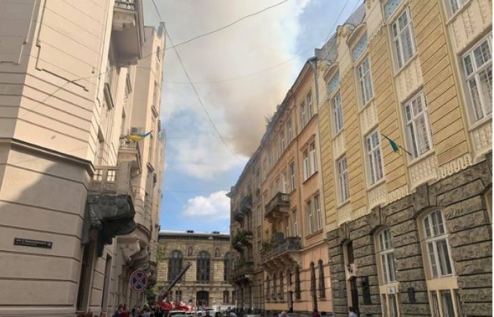 В центре Львова загорелся памятник архитектуры: фото и видео масштабного пожара