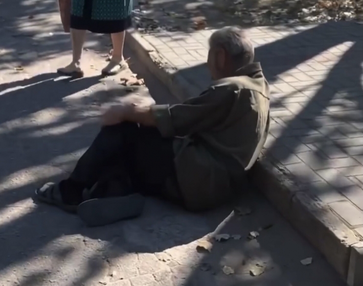В Мелитополе пенсионер "отдыхал" на проезжей части (видео)
