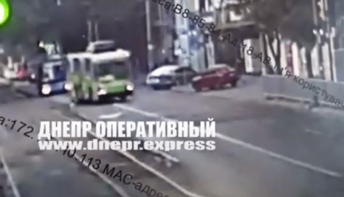 В Днепре на проспекте Гагарина троллейбус №9 сбил женщину: видео момента ДТП