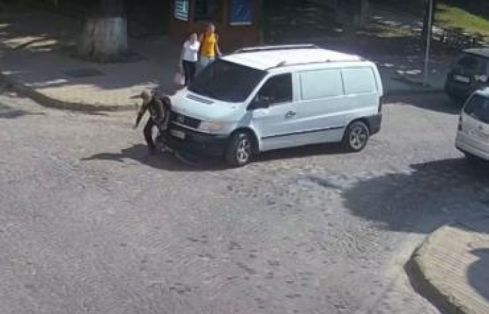 Момент, когда мальчика сбил автомобиль в Закарпатье, попал на видеокамеру (Видео)