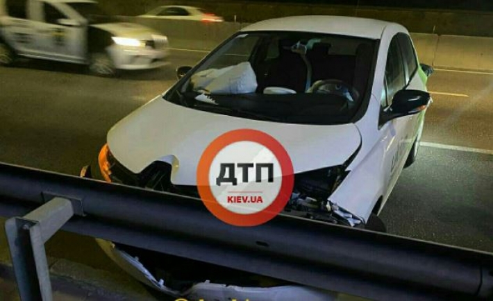 В Киеве 18-летний лихач за рулем устроил погром на дороге - чудом никто не погиб: фото
