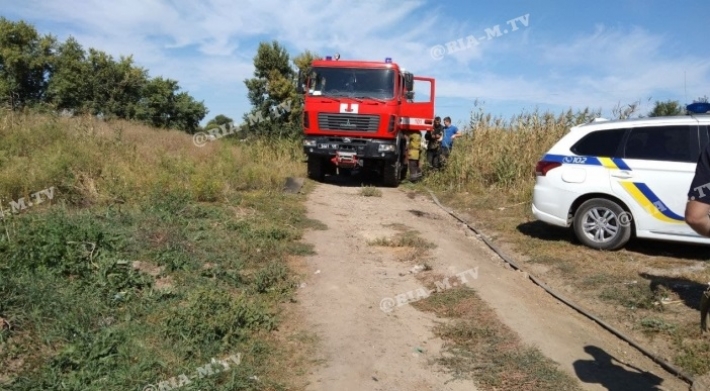 В Мелитополе мужчина бросался на спасателей, тушивших пожар (видео)