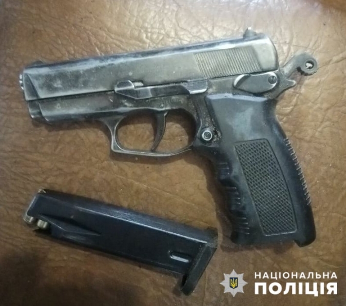 Расследуя тяжкое преступление следователи в Мелитополе нашли схрон оружия (фото)