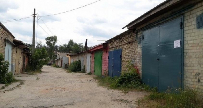 В Мелитополе жители многоэтажки пожаловались на гаражный кооператив