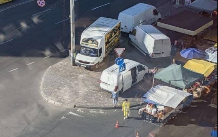 Тротуар или паркинг? В Киеве заметили странное скопление "героев парковки", фото