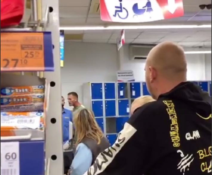 В Мелитополе в супермаркете гопник устроил отвратительное "шоу" (видео 18+)
